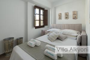 Posteľ alebo postele v izbe v ubytovaní Lindos Amphitheater Villas and Apartments