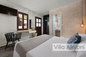 Posteľ alebo postele v izbe v ubytovaní Lindos Amphitheater Villas and Apartments