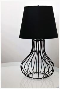 een zwarte lamp met een zwarte lamp op een tafel bij Color 24 Apartament II in Stalowa Wola