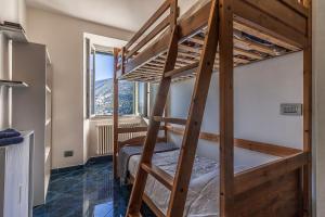ブレーヴィオにあるLocanda Bella Fraのはしご付きの部屋の二段ベッド1台分です。