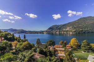 ブレーヴィオにあるLocanda Bella Fraの家並みと山々のある湖の景色