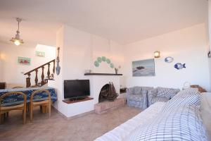 ein Wohnzimmer mit einem TV und einem Kamin in der Unterkunft CASA MARGOT(RELAX CON VISTA) in Arenella