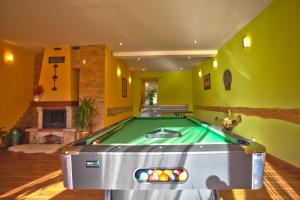 - un billard dans une salle aux murs verts dans l'établissement Willa Monika, à Muszyna