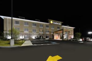 um edifício de hotel à noite com estacionamento em Comfort Inn em Saint Clairsville