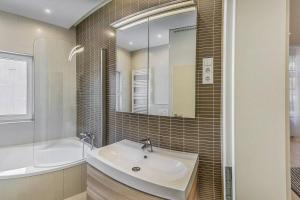 Koupelna v ubytování Architectural beauty w 2 BTHRMS @ City Center