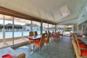 Bazén v ubytování L'auberge Camarguaise nebo v jeho okolí