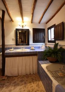 een grote badkamer met 2 wastafels en een spiegel bij El Añadío in Vilches