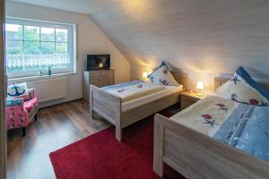 a bedroom with two beds and a window at Nordsee-Nest in Ostochtersum