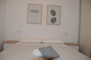 Posteľ alebo postele v izbe v ubytovaní Apts ARA with pool