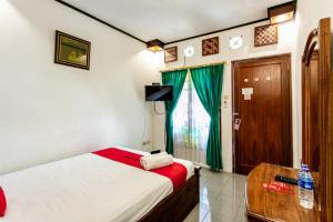 RedDoorz Plus near Taman Sari 2客房内的一张或多张床位