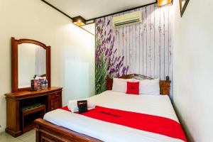 RedDoorz Plus near Taman Sari 2客房内的一张或多张床位