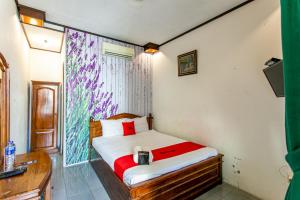 日惹RedDoorz Plus near Taman Sari 2的一间带床和书桌的小卧室