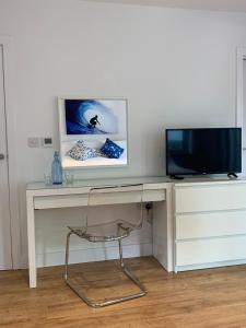 Televisyen dan/atau pusat hiburan di Waves at The Beach House