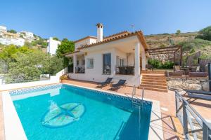 eine Villa mit einem Pool und einem Haus in der Unterkunft Villa Isabelle in L'Escala