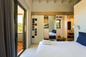 Postel nebo postele na pokoji v ubytování Physis Villas Chania