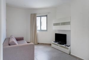 TV i/ili zabavni centar u objektu Cozy 1 BR Apartment in St Julians, Best Location