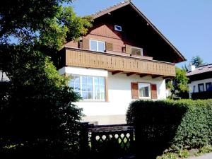 una casa con un banco delante de ella en Ferienhaus Alpennest en Radstadt