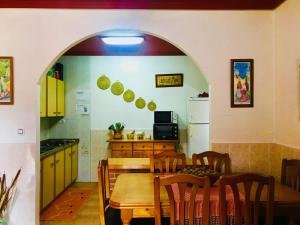 Kuchyň nebo kuchyňský kout v ubytování Casa Rural Los Acebos