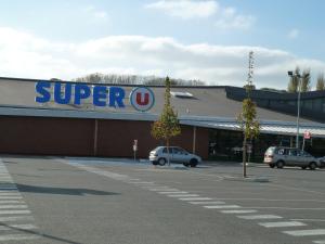 una tienda con coches estacionados en un estacionamiento en Gîte Les Iris, en Crécy-la-Chapelle