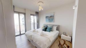 Ένα ή περισσότερα κρεβάτια σε δωμάτιο στο Rental Israel-Mamila Residences 14