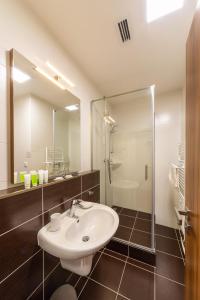 Kúpeľňa v ubytovaní Bohemia Inn Hotel