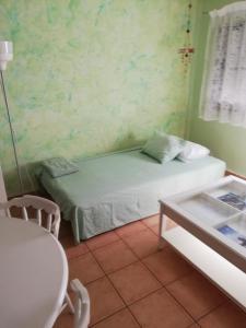 Camera piccola con letto e tavolo di Herosa vacacional a Bajamar