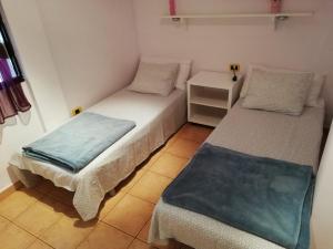 two beds in a small room with aermottermott at Herosa vacacional in Bajamar +1 photo