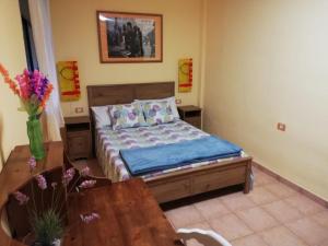 a small bedroom with a bed and a table at Herosa vacacional in Bajamar