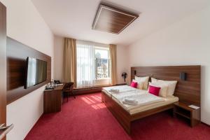 Posteľ alebo postele v izbe v ubytovaní Bohemia Inn Hotel