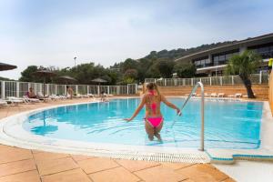 Bazén v ubytování Village Vacances Le Parc Des Chênes (by Popinns) nebo v jeho okolí