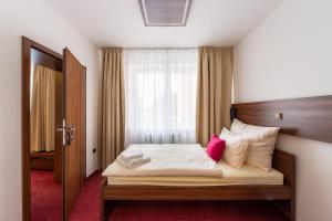 Posteľ alebo postele v izbe v ubytovaní Bohemia Inn Hotel