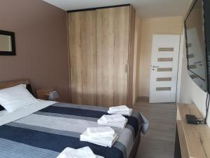 Łóżko lub łóżka w pokoju w obiekcie Apartament Bałtyk Polanki Park, basen, sauna, fitness, sala zabaw dla dzieci