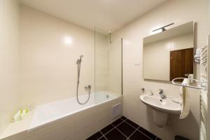 Kúpeľňa v ubytovaní Bohemia Inn Hotel