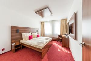 Posteľ alebo postele v izbe v ubytovaní Bohemia Inn Hotel