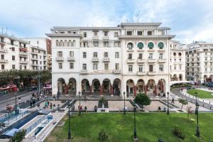 duży biały budynek z parkiem przed nim w obiekcie Aristotelous Grand View by Luxlikehome w Salonikach