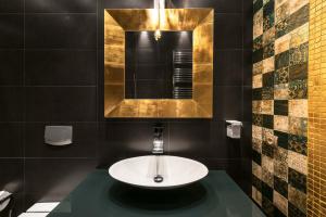 łazienka z umywalką i lustrem w obiekcie Aristotelous Grand View by Luxlikehome w Salonikach +26 zdjęć