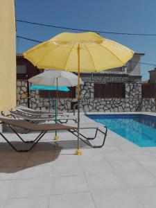 Бассейн в Apartamentos "Casa Rural de Aldea" или поблизости