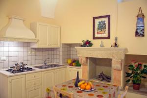 Kuchyň nebo kuchyňský kout v ubytování Residencefusaro appartamenti Specchia + 24 fotografií