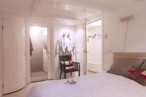 - une chambre avec un lit avec un chat dans l'établissement Cozy Canal Studio, à Amsterdam