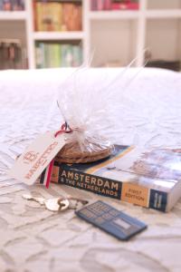 un libro sentado en la parte superior de una cama junto a un libro en Cozy Canal Studio, en Ámsterdam