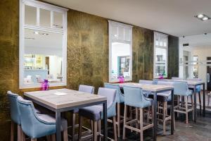Un restaurante o sitio para comer en YIT La Casona del Arco