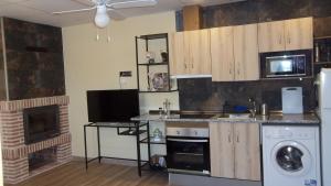 Кухня или мини-кухня в Apartamentos "Casa Rural de Aldea"
