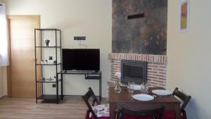 Телевизор и/или развлекательный центр в Apartamentos "Casa Rural de Aldea"