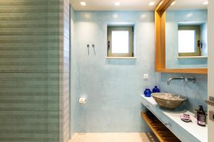 Koupelna v ubytování Physis Villas Chania