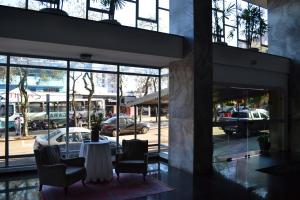 jadalnia ze stołem i krzesłami w budynku w obiekcie Hotel Maerkli w mieście Santo Ângelo