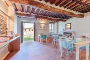 cocina y comedor con mesas y sillas en Antica Pergola di San Giusto, en Capannori