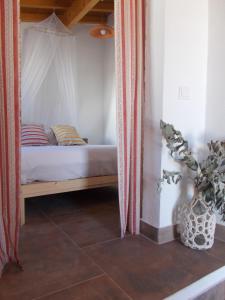 - une chambre avec un lit et une moustiquaire dans l'établissement Casas de Campo de Vale de Junco, à Envendos