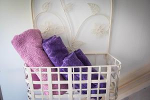 杜布罗夫尼克Gugilly Old Town Haven的客房内装满紫色毛巾的篮子 更多34张照片