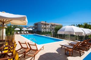 Bazén v ubytování Summertime Inn nebo v jeho okolí