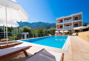 Bazén v ubytování Summertime Inn nebo v jeho okolí